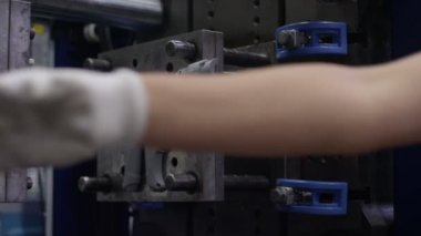 Cam kutunun içindeki otomatik çalışma süreci yeni modern matkaplar üretiyor