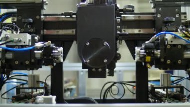 Üretim hattında üretilen motor bileşenleri için tam otomatik modern makine aracı