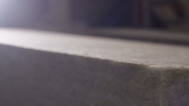 Yakın çekim büyük ısı ve gürültü izolasyon bloğu parlak ışıkta üretim hattında