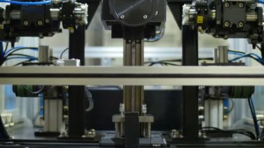Kamera, üretim hattında üretilen motor bileşenleri için otomatik makine aracı boyunca hareket eder