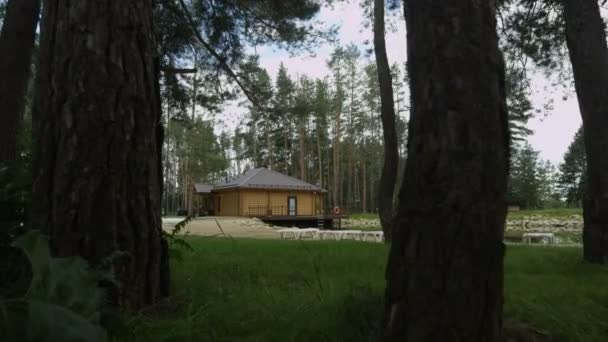 Wooden cottage on bank of rocky lake — Stock Video