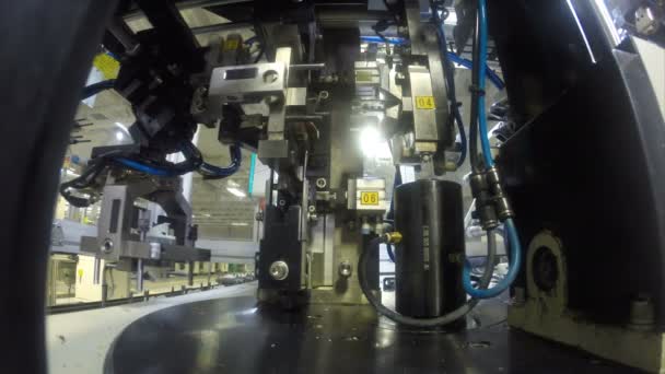 Produkcja Zbliżeniowa Nowoczesnych Wierteł Pełni Zautomatyzowaną Maszyną Bez Udziału Człowieka — Wideo stockowe