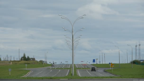Bilar som går på asfalt vägskäl — Stockvideo