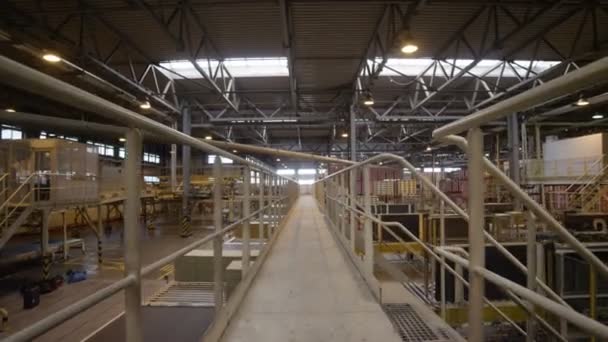 Camera Moves Metal Bridge Huge Factory Workshop Full Boxes Bright — Stock Video