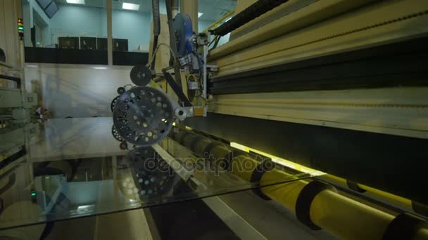 Máquina de enfriamiento en taller de fábrica enorme — Vídeo de stock