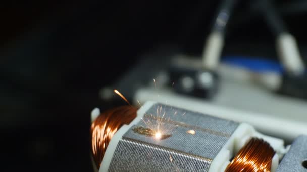 閉じるレーザーは 巻線銅ワイヤロールの近くに完成したツールの金属部分に商標を刻印します — ストック動画