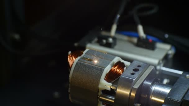 Närbild Laser Graverar Metallytan Framtida Detalj Verktygsmaskiner Mörk Bakgrund — Stockvideo