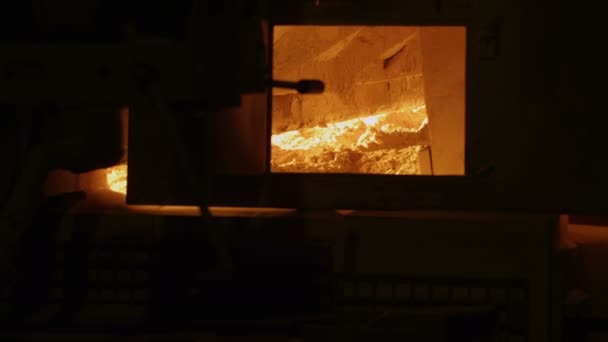 ガラスの砂の巨大な炉の溶ける — ストック動画