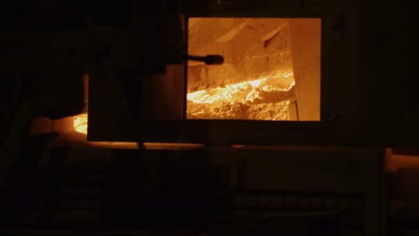 Forno enorme per fusione di sabbia di vetro — Video Stock