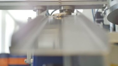  konserve kapaklarını metal oluk üzerinde düşen 