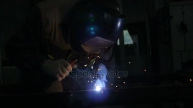 büyük metal form kenar kaynak işçisi 