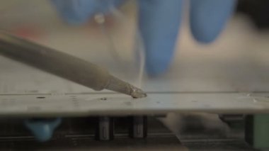 LED üretim lehimleme mavi eldiven el