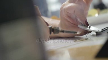 metal lehimleme kadın ayrıntı delikli