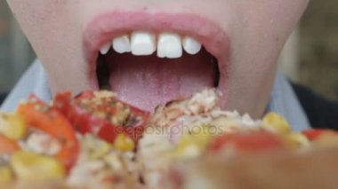 lezzetli pizza dilimi dan kapalı ısırma adam