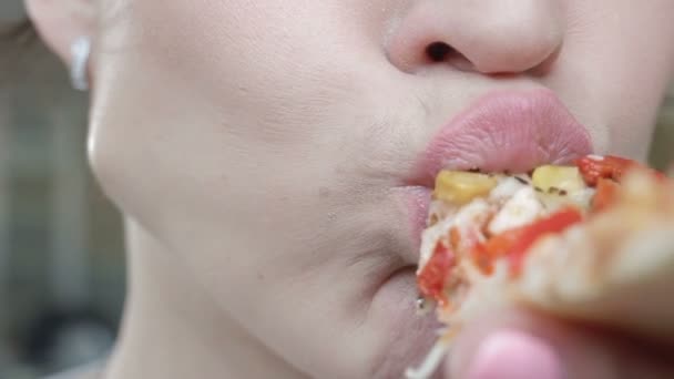 Mädchen beißt leckere Pizza aus Scheibe — Stockvideo