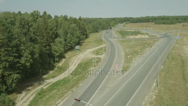Авто на сельских дорогах — стоковое видео