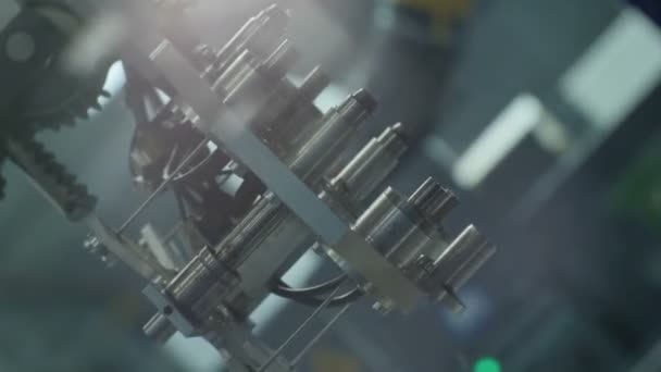 Robot máquina mecánica en planta — Vídeo de stock