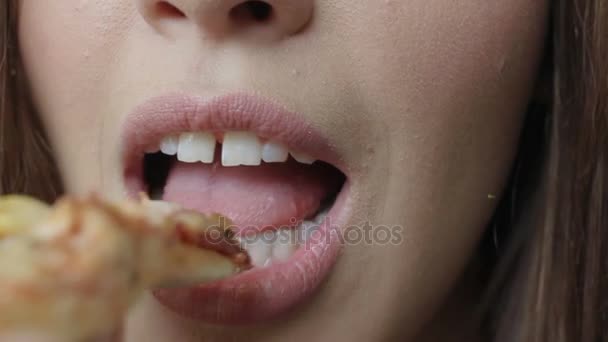 Menina mordendo fora pizza saborosa de fatia — Vídeo de Stock