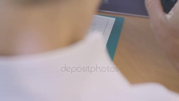Engenheiro estudando desenhos de papel no local de trabalho — Vídeo de Stock
