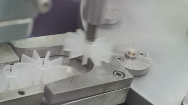 Machine connectant des pièces sur la ligne de production — Video