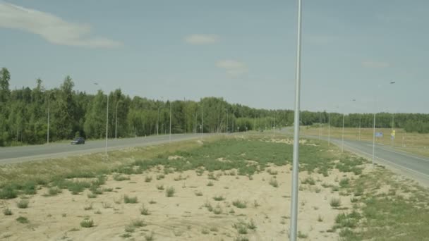 Turismos que circulan por carreteras rurales — Vídeos de Stock