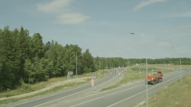 骑在乡村公路上的汽车 — 图库视频影像