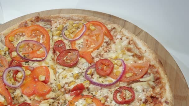 Mains prenant une tranche de pizza italienne — Video