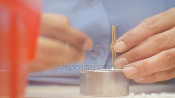 Trabajador poniendo detalles a clavos de metal — Vídeos de Stock