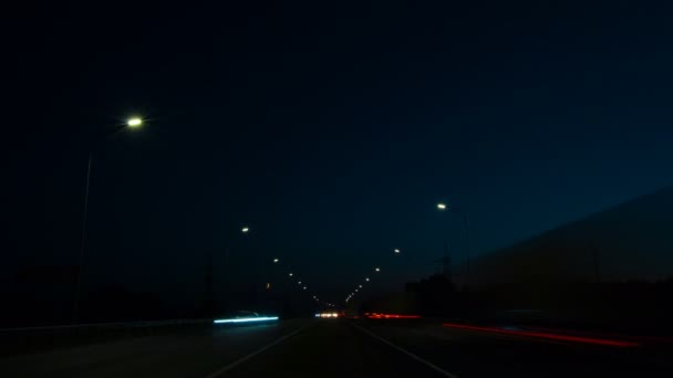 Nacht landweg met auto 's — Stockvideo