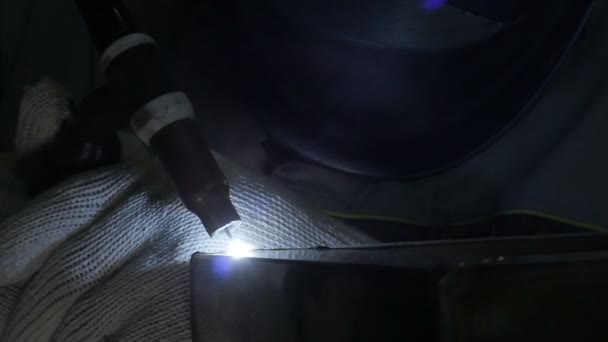 Werknemer lassen metalen vorm rand — Stockvideo