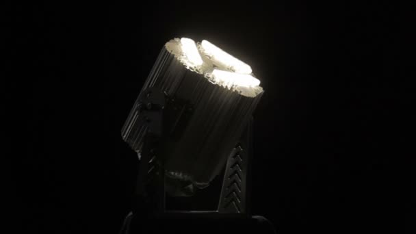 LED lampa på metall stativ — Stockvideo
