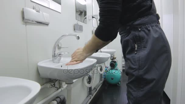 Trabalhador em geral lavar as mãos — Vídeo de Stock