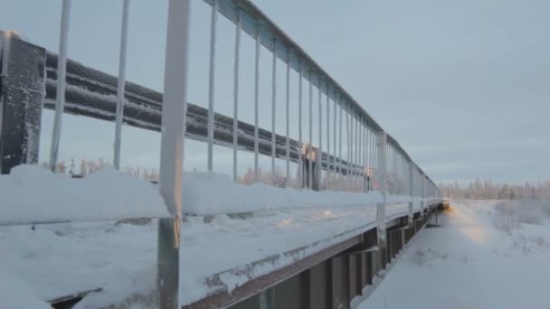 白い雪に覆われた橋の上トラック — ストック動画