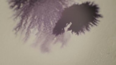 koyu renkli kağıt üzerinde görünen sıçrama 