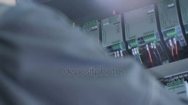işçi uzak metre cihazı ile çalışma