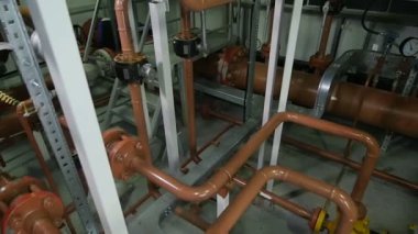  Kırmızı ve beyaz metal gaz boruları