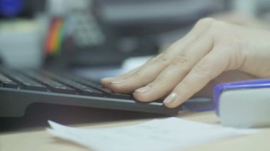 bilgisayar klavye üzerinde çalışan 