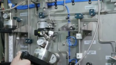 Mavi üniforma bağlanmada çelik işçisi aygıt