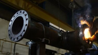 İşçi kaynak metal boru