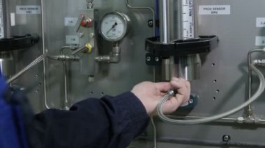işçi üniformalı çelik teller bağlantısını kesme