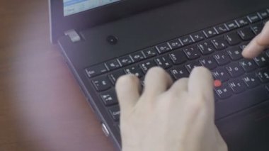 koyu gri dizüstü bilgisayarda çalışan