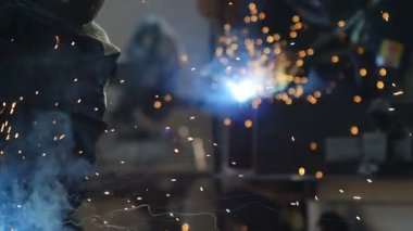 Kaynakçı Kaynak Makinası atölye ile çalışma 