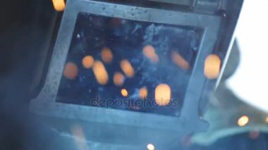 geniş bitki atölyesinde çalışan Kaynakçı