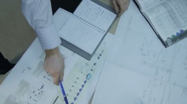 Takım halinde çalışan iş adamları. 