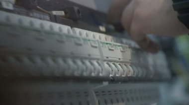 elektronik panel çalışan işçi