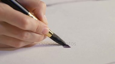 yaratıcı ressam siyah mürekkeple çizim