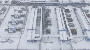 üretim fabrika bahçesinde metal konstrüksiyon 