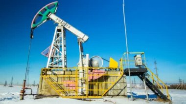 renkli petrol platformlar üzerinde snowfield taşıma