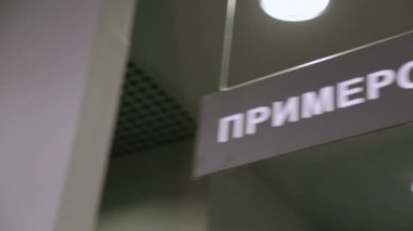 Soyunma odası moda mağazasında imzalamak