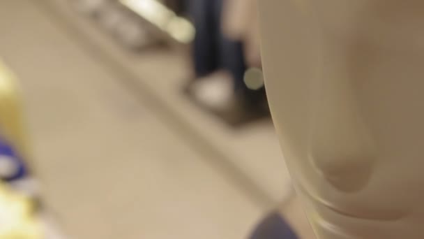 Манекен в синем платье на полках магазинов — стоковое видео